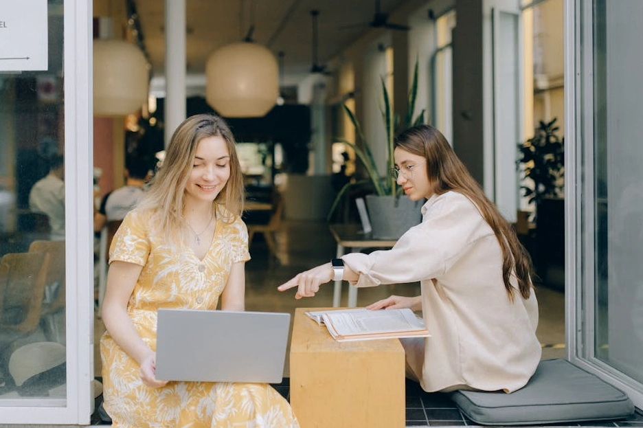 Una giovane imprenditrice sorridente che lavora al suo laptop in un ambiente creativo